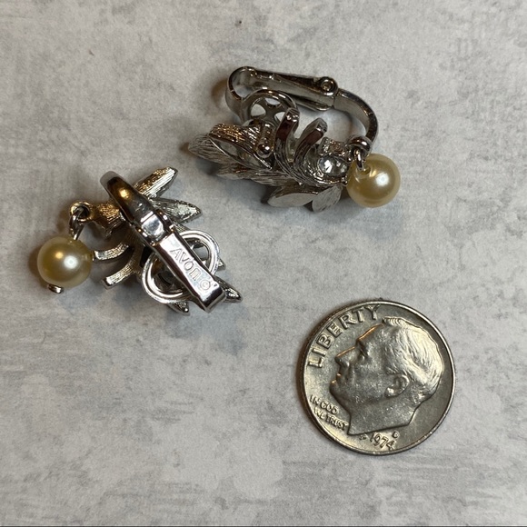 Vintage Avon Leafs w/ Hanging Pearl Clip Ons - Picture 7 of 7